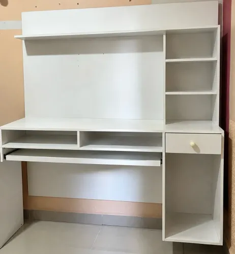 Móvel de escritório/escrivaninha em MDF BRANCO.