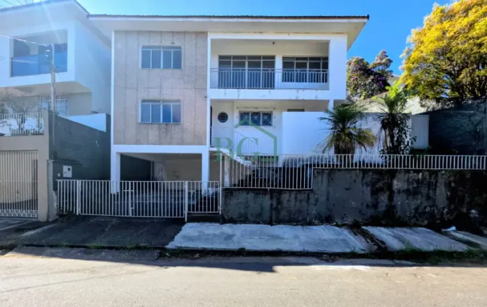 Excelente casa á venda no bairro São Geraldo em Poços de Caldas MG.