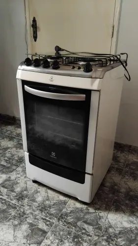 Vendo um fogão Electrolux 4 bocas em excelente estado de conservação.
