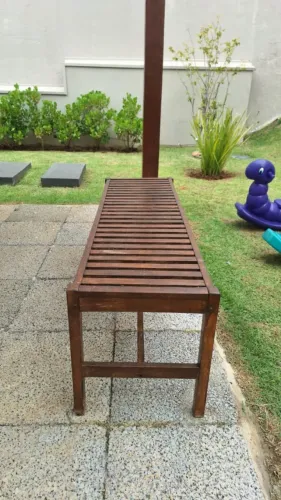 Banco de madeira maciça para jardim / área externa - 1,30 m