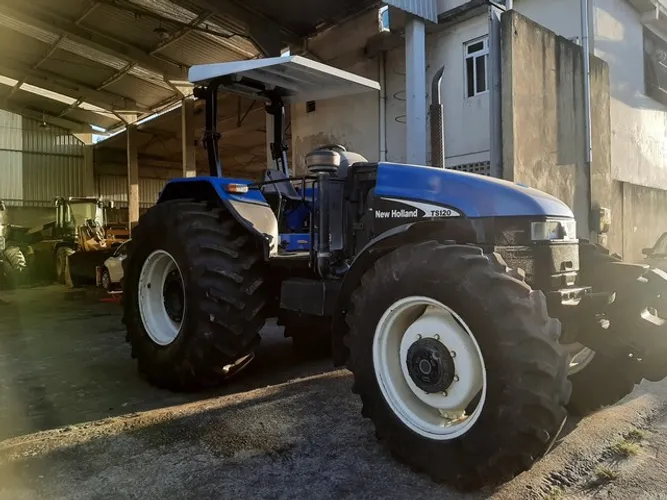 Trator New Holland TS 120 ano 2006 4X4 em ótimo estado de conservação