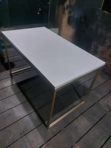 Mesa de Escritório Branca com Estrutura Dourada