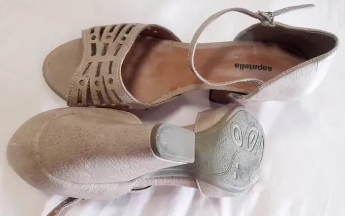 Lindíssima e super elegante sandália loja Sapatella tamanho 37/38