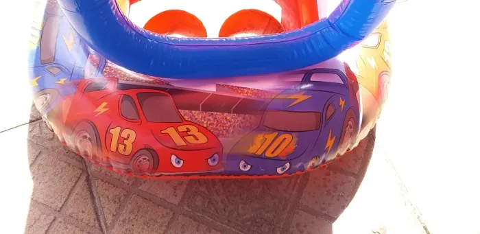 Bóia inflável infantil com cobertura.Corrida Divertida 