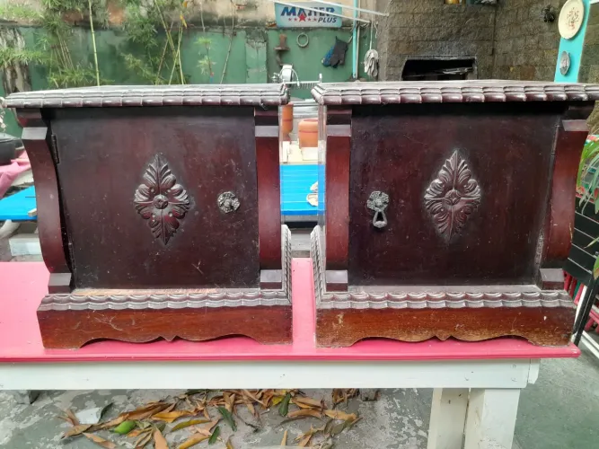 Par de Mesas de Cabeceira de Madeira Maciça