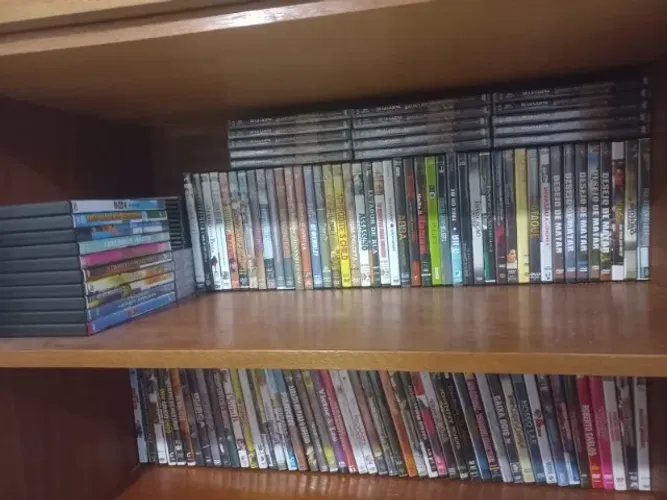 Mais de 300 títulos de DVDs (filmes, musicais, documentários), e aparelho Philips