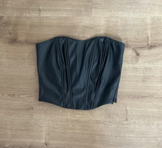 Top cropped corset preto tam PP Clockhouse