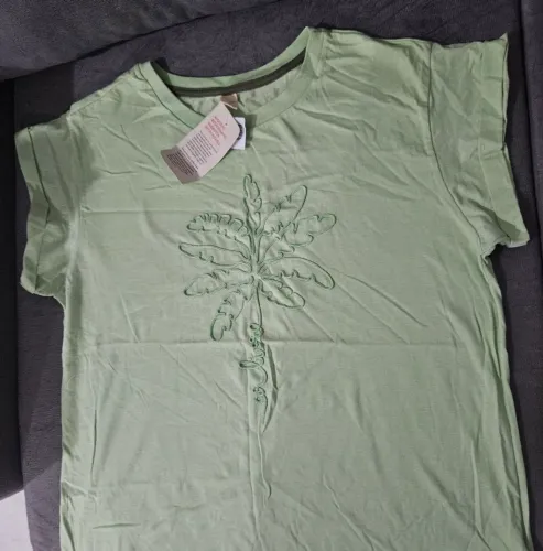 Blusa verde ferminina escrita cordonê