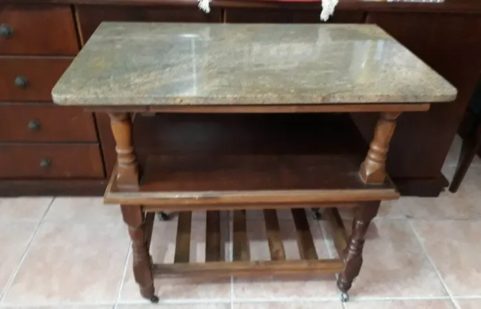 Mesinha de madeira com prateleiras e tampo de granito.