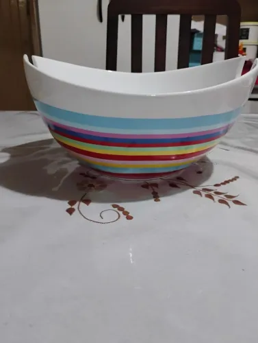 Saladeira ou centro de mesa ou fruteira de porcelana 