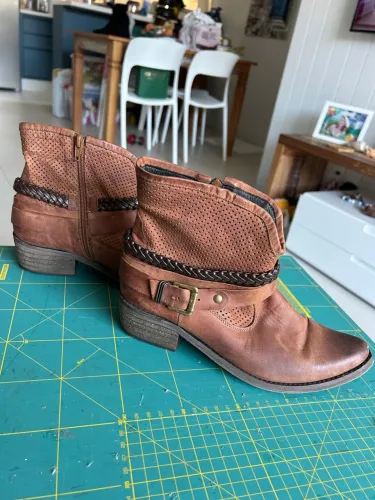 Botas de Couro Marrom