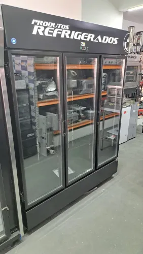 A. Geladeira/Expositora Refrigerada 3 Portas total black