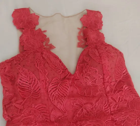 Vestido de renda para festa na cor coral