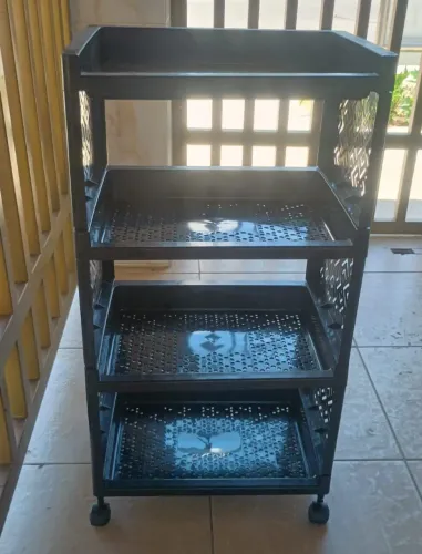 Estante plástica com rodinhas