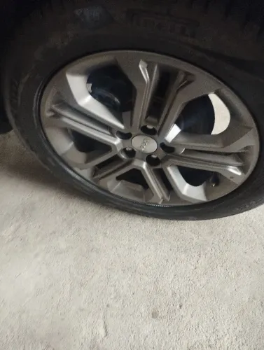 Jogo de Rodas Jeep Aro 18 originais em perfeito estado com pneus semi novos .