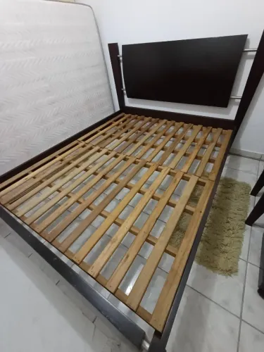 Cama Queen  Super Reforçada - usada em bom estado.