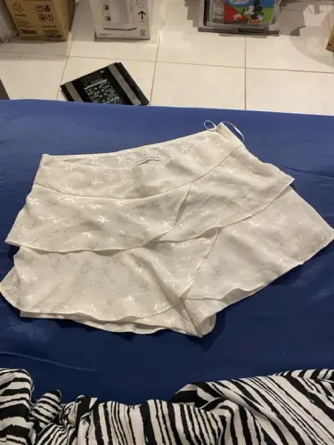 Short saia branco com babado