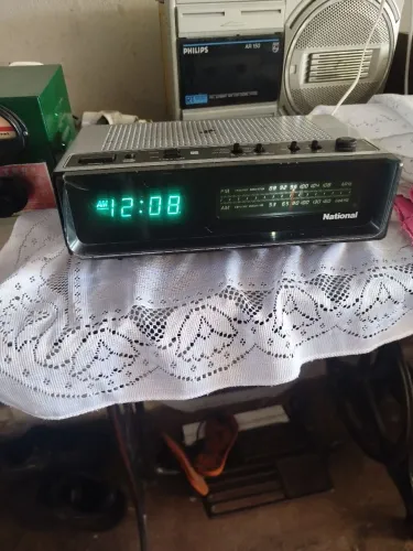 Rádio relógio National.