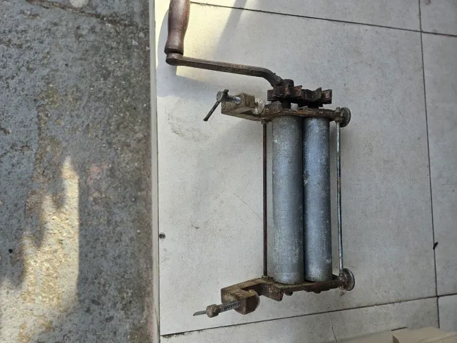 Máquina Manual Antiga para Massas ou Outros Fins