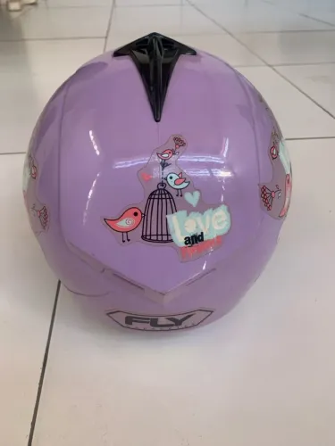 Capacete Rosa com Design de Pássaros