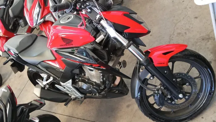 HONDA CB 300f vermelha 2024 Shalon veículos Cariacica
