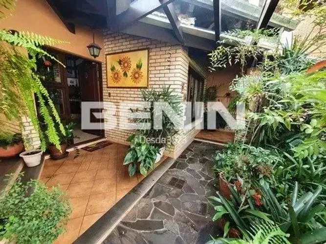 Sobrado em CRISTO REI com 288.49 m² , 4 quarto(s) , 1 suíte(s) , 4 vaga(s). Sobrado em CRI