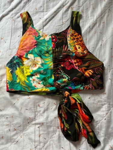 Cropped FARM, tamanho M! Em perfeito estado
