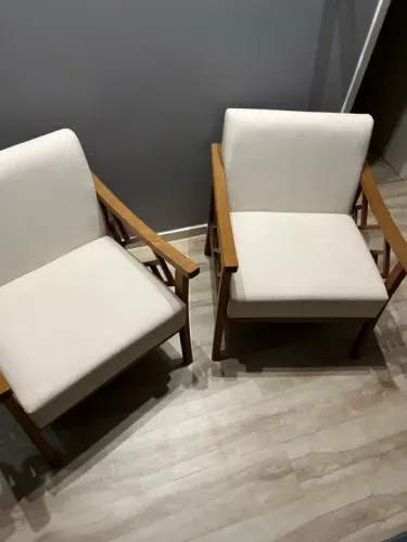 Poltronas vintage em madeira maciça