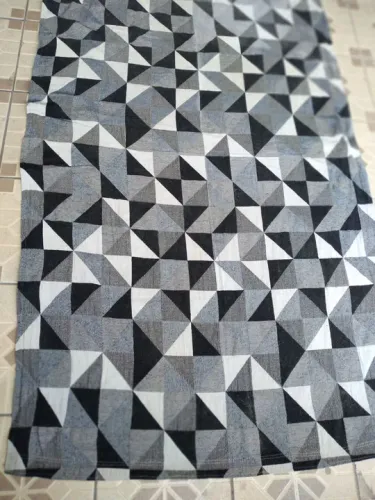 Tapete geométrico preto e branco