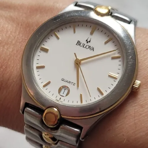 Relógio Bulova Quartz - modelo re 2102