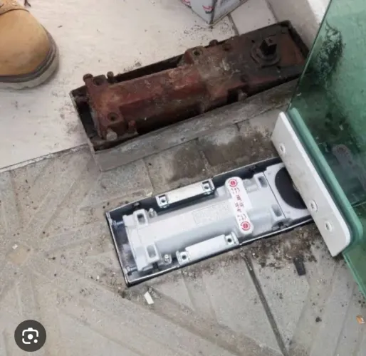 Manutecao em portas de vidro 