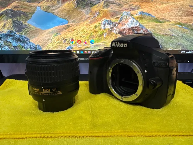 Câmera DSLR Nikon D5300 com Lente 18-55mm
