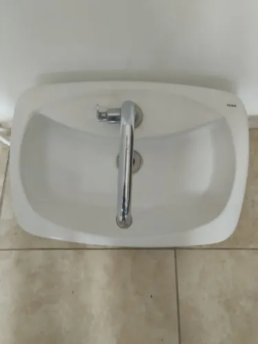 Cuba de louça com torneira