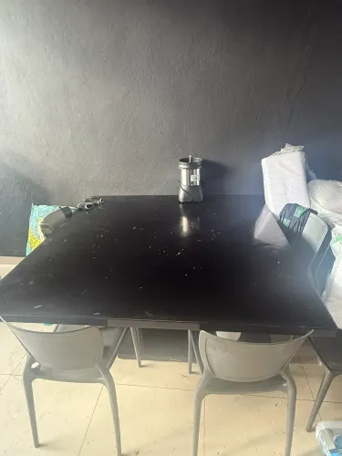 MESA COM 6 CADEIRAS DE PLÁSTICO