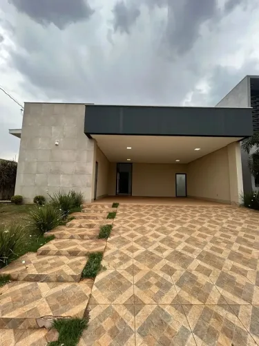 Casa à venda em Rio Verde - GO com ótima localização, 4 suítes, espaço amplo e churrsqueir