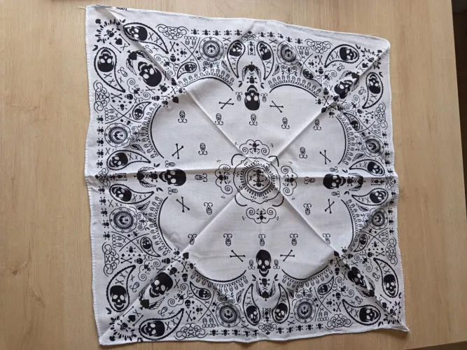 Lenço estampado na cor branca