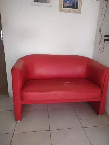 Sofá vermelho 2 lugares