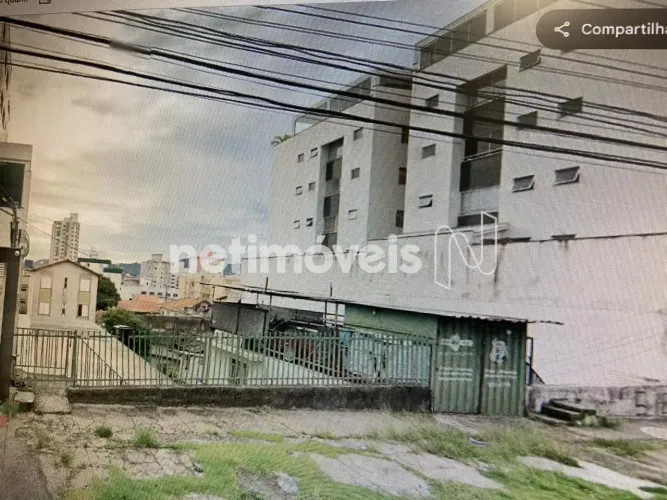 Localizado em uma rua plana e de fácil acesso