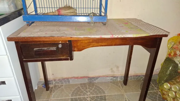 Mesa de madeira com gaveta