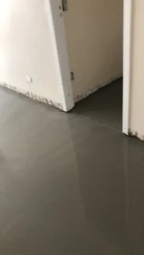Instalação de piso Vinilico laminado rodapés