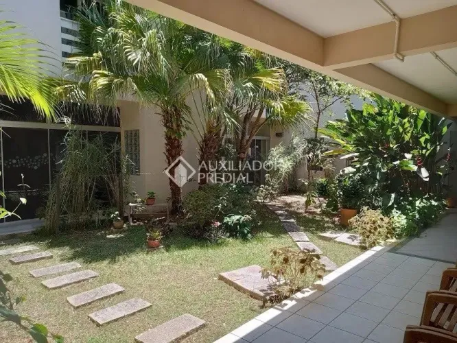 Pousada com 8 suítes + apto de 83m² a 350m da praia dos Açores com alto potencial de fatur