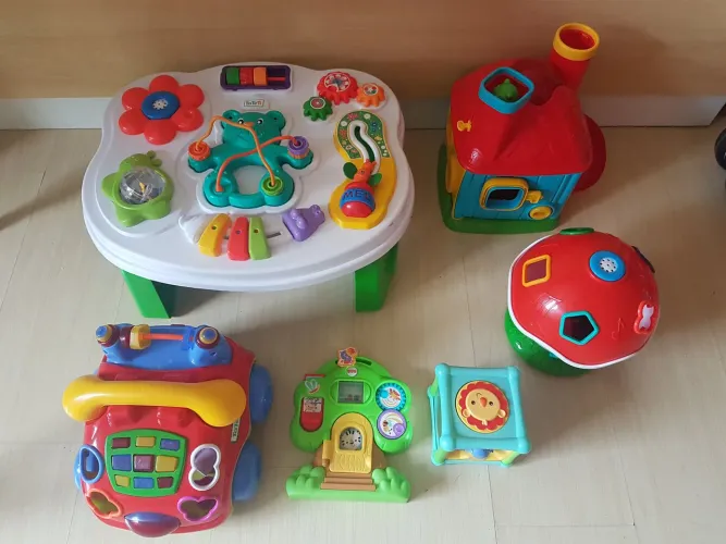Brinquedos interativos em ótimo estado
