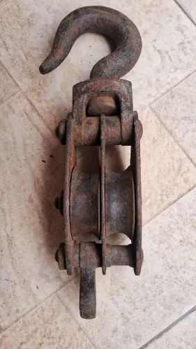 Carretilha moitão antiga de ferro fundido