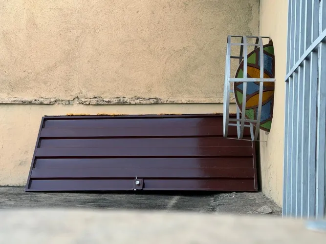 VENDO PORTÃO SOCIAL PINTADO DE CHAPA GALVANIZADA TRAPEIZODAL E FECHADURA