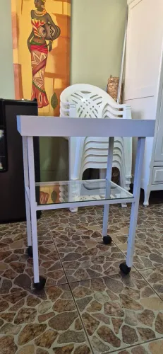 Mesa de apoio para estética ou esmalte.