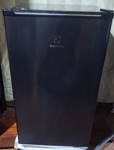 Frigobar Electrolux 90L Efficient com Controle de Temperatura Cor Preto 110V