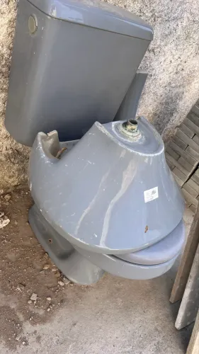 Vaso sanitário com caixa acoplada e pia