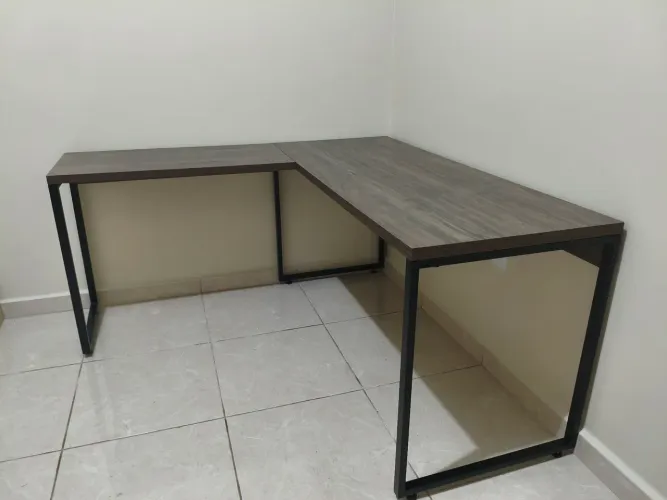 Mesa novinha! Medidas: 1.40 x 1.45.