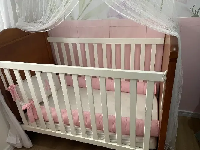 Berço de madeira maciça que vira cama
