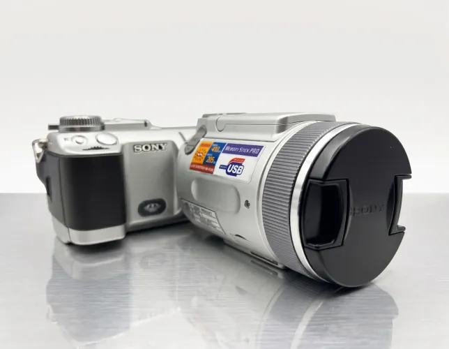 Máquina Fotográfica Sony Cyber-shot F717 - raridade de colecionador. Verdadeira relíquea